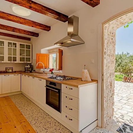 2 Bedroom Lovely In Blato Holiday home *
